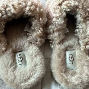 UGG maxi curly slides slips Sz 7 / 8 Europe.